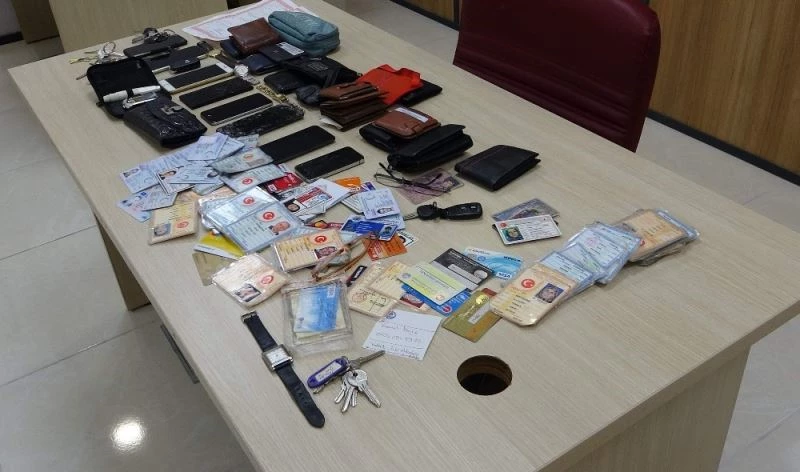 Sahiplerini bekleyen kayıp  eşyalar 1 yıl içinde alınmazsa satılacak
