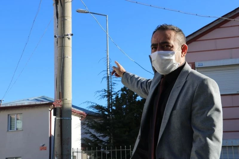 Binlerce lira harcadı, mahallesinin asayişini kendi sağladı
