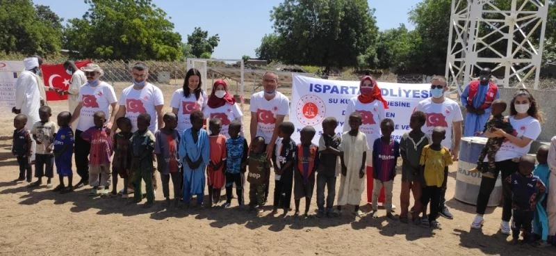 Isparta Adliyesi çalışanları Afrika’da günlük 5 bin kişinin ihtiyacını karşılayacak su kuyusu açtırdı
