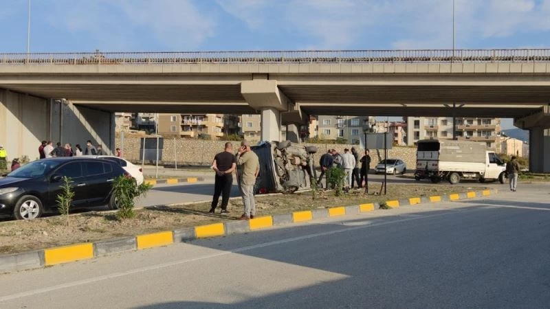 Kamyonetle çarpışıp devrildi
