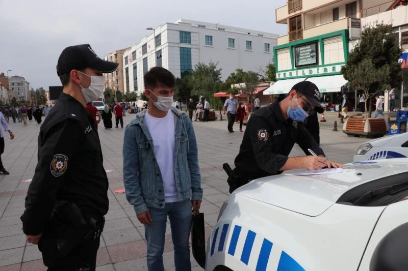 Maske, mesafe ve izolasyon kurallarına uymayan bin 325 kişiye Sultanbeyli’de 1 milyon 595 bin lira para cezası kesildi
