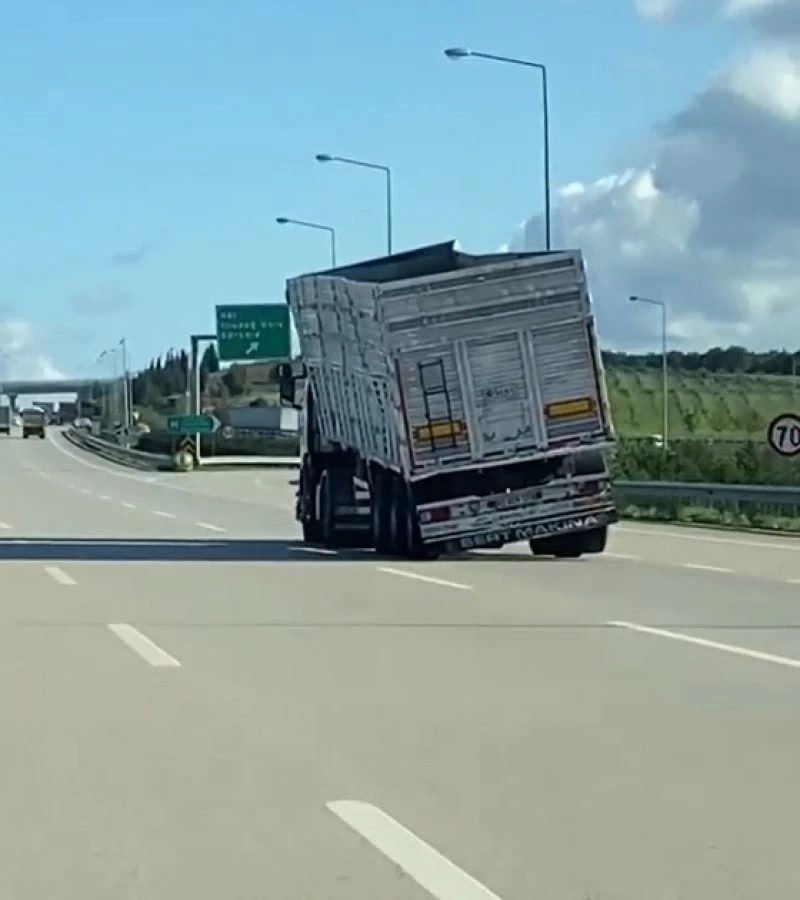 Bursa’da dorsesi yan yatmış tırın tehlikeli yolculuğu kamerada

