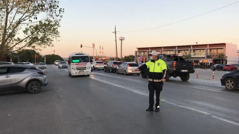 Kuşadası’nda minibüslerde maske denetlemesi yapıldı
