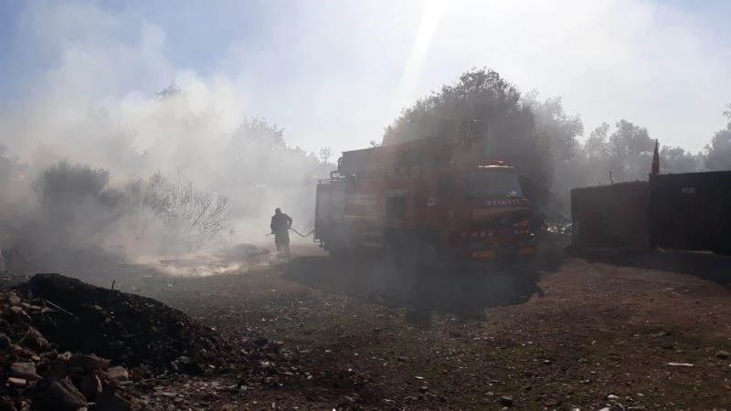 Edremit’te atılan izmaritler kuru ot ve dalları yaktı

