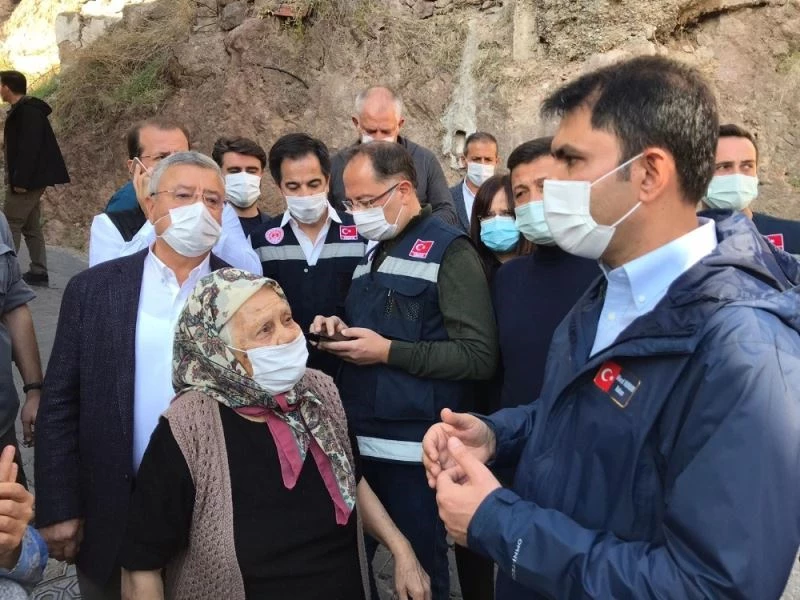Bakan Kurum: “Evlerine kaya düşme riski olan vatandaşların taşınma süreci başladı”
