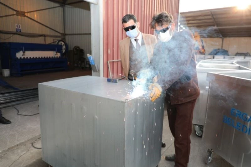 Yenişehir Belediyesi çöp konteynerlerini üretip yeniliyor
