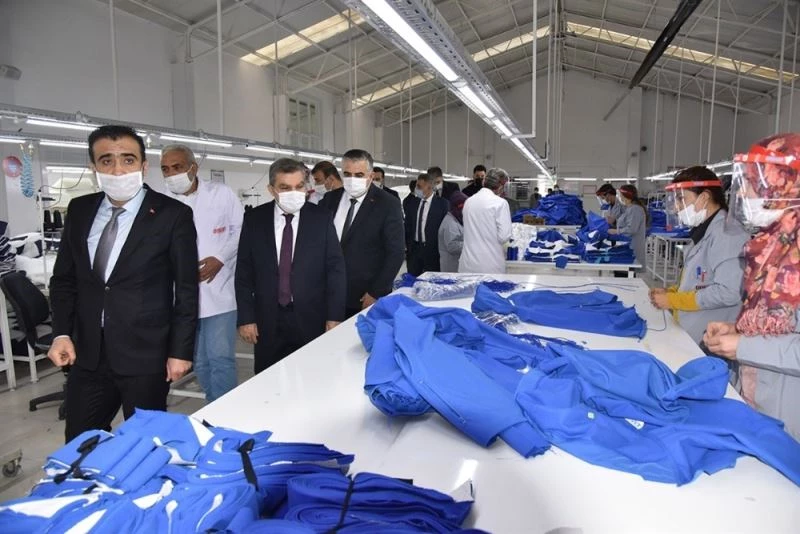 Vali Işık, saya ve tekstil fabrikasında incelemelerde bulundu
