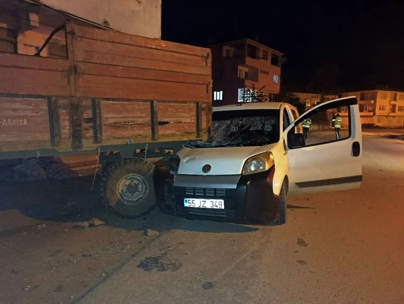 Hafif ticari araç park halindeki traktör römorkuna çarptı: 1 yaralı
