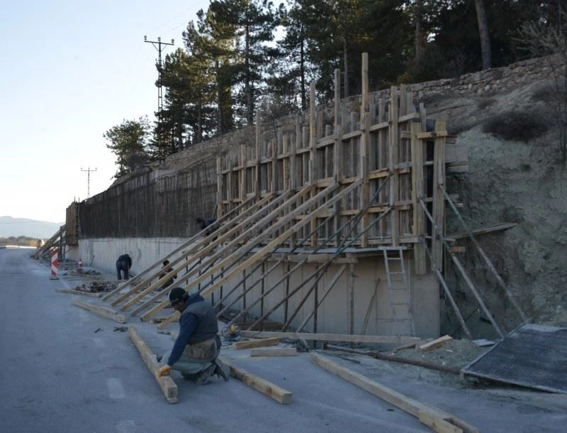 Bölünmüş yol duvarı güçlendirme çalışmaları başladı
