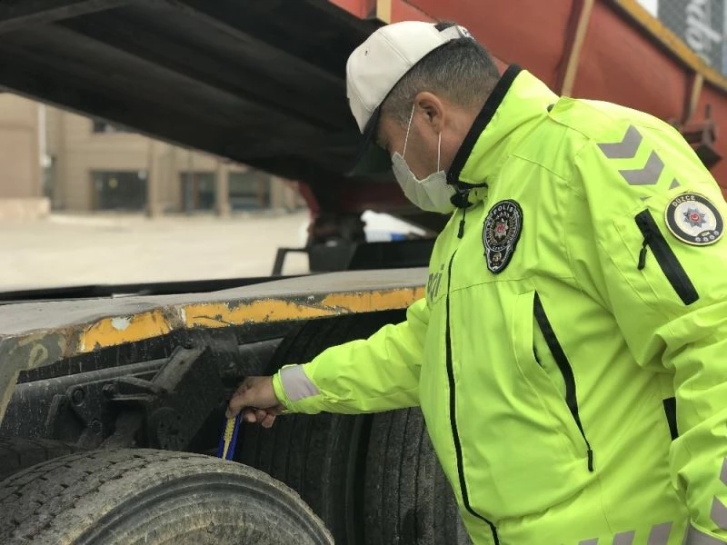 Düzce’de kış lastiğini takmayanlar denetimlere takıldı
