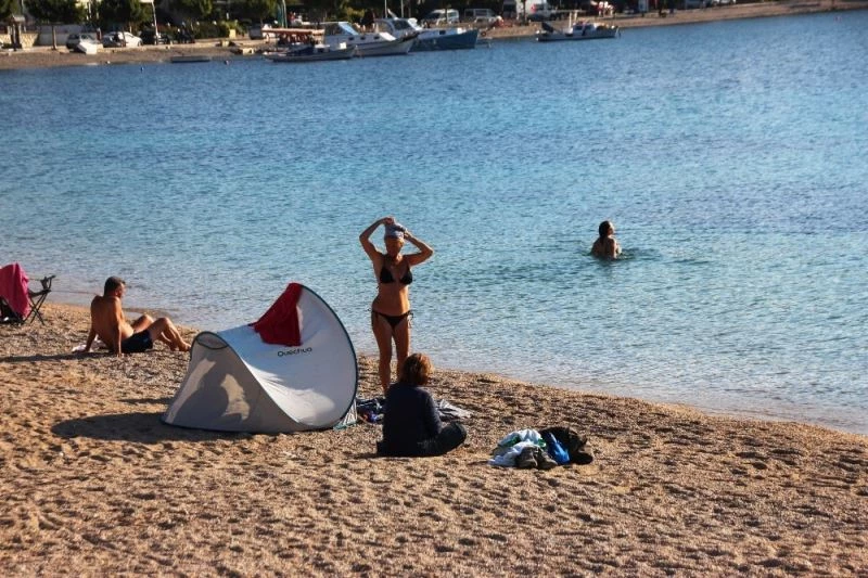 Bodrum’da bitmeyen yaz; çadırını, masasını, sandalyesini alan sahile koştu
