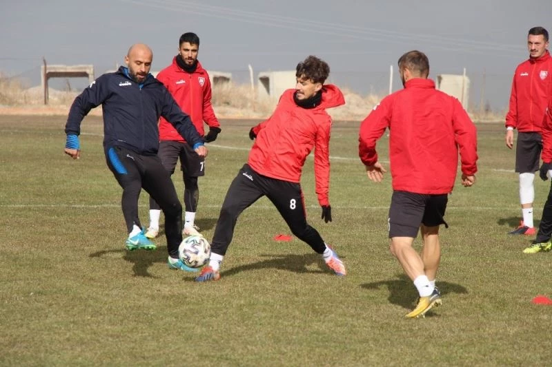 Nevşehir Belediyespor Teknik Direktörü Korkmaz: “İyi futbol oynayarak hakemlerin hatalarını kapatmamız lazım”
