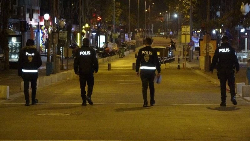 Yeni  tedbirlerle birlikte Uşak sokakları boş kaldı
