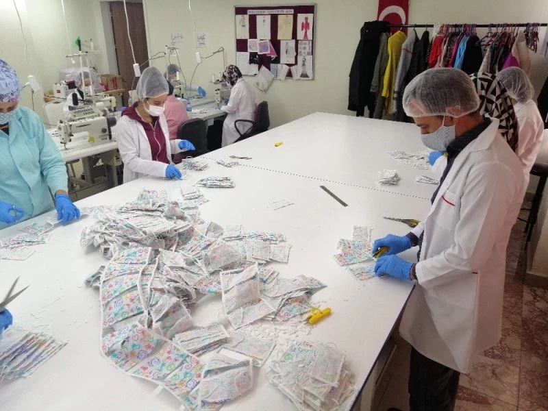 Meslek lisesi öğrencilerinden anaokulu ve ilkokullar öğrencilerine maske
