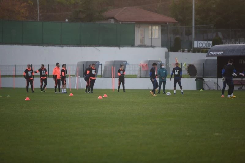 Trabzonsporlu futbolcular ’Irkçılığa hayır’ yazılı tişörtlerle antrenmana çıktı
