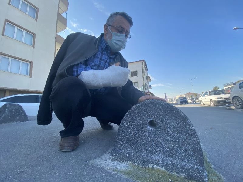 Aynı taşa 6 kez takılıp düşerek ölümden döndü, isyan etti
