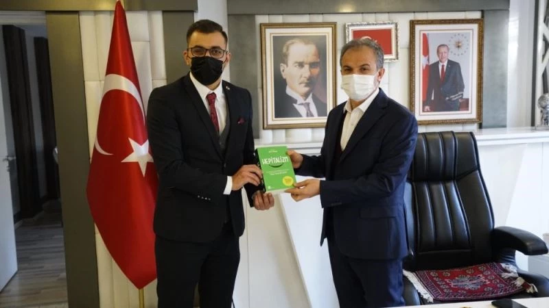 Mikrokredi Başkan Kılıç’a kitap hediye etti
