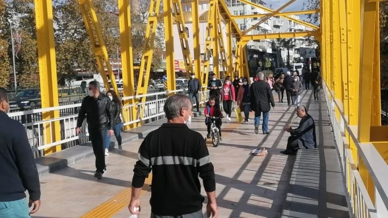 Maskesiz kaval çalıp para topladı, polise cevabı ’pes’ dedirtti
