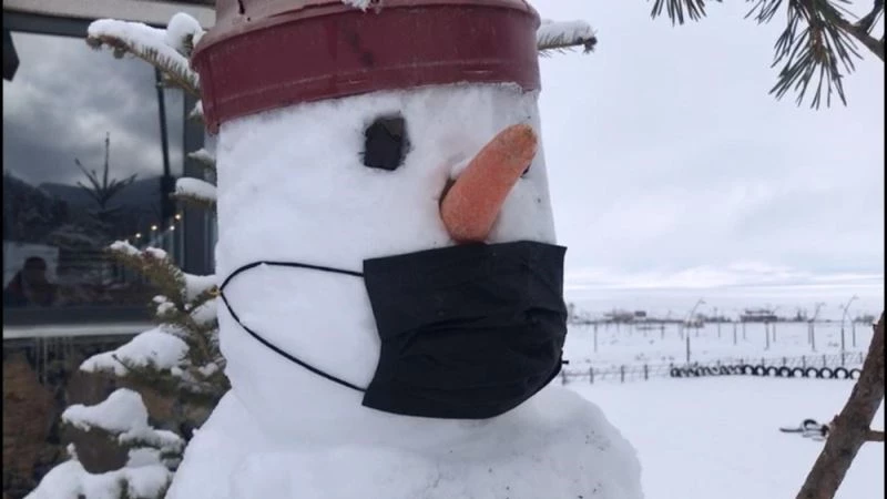 Sarıkamış’ta kardan adamalar maske takmayı unutmadı
