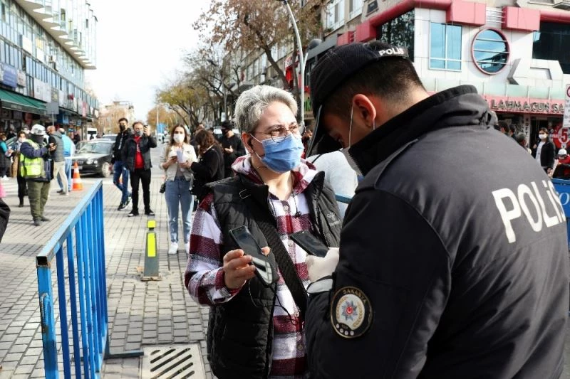Sakarya’nın merkezi sayılan Çark Caddesi’nde HES kodu dönemi
