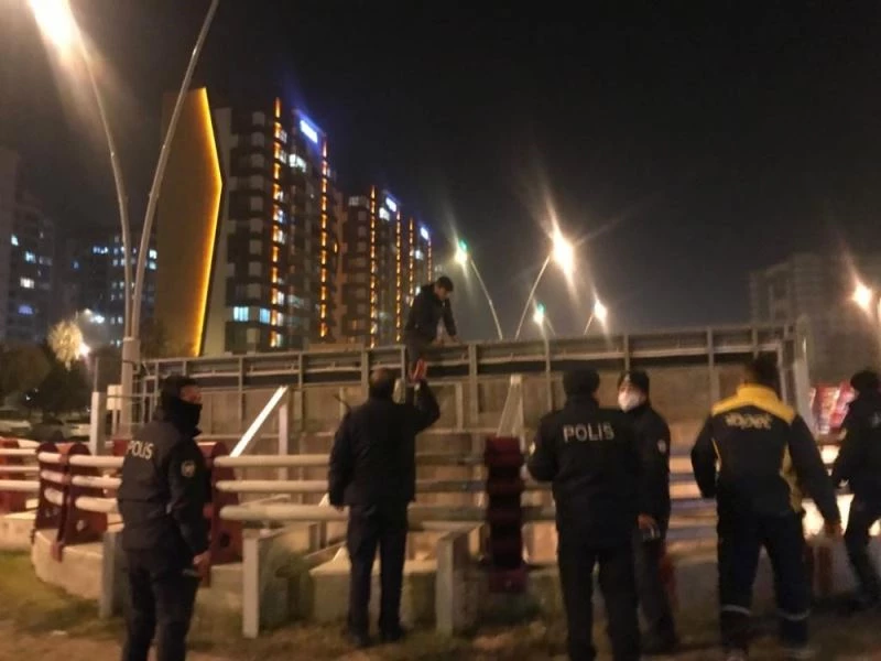 İş bulamadığı için terk edilen şahıs üst geçitten atlamak istedi
