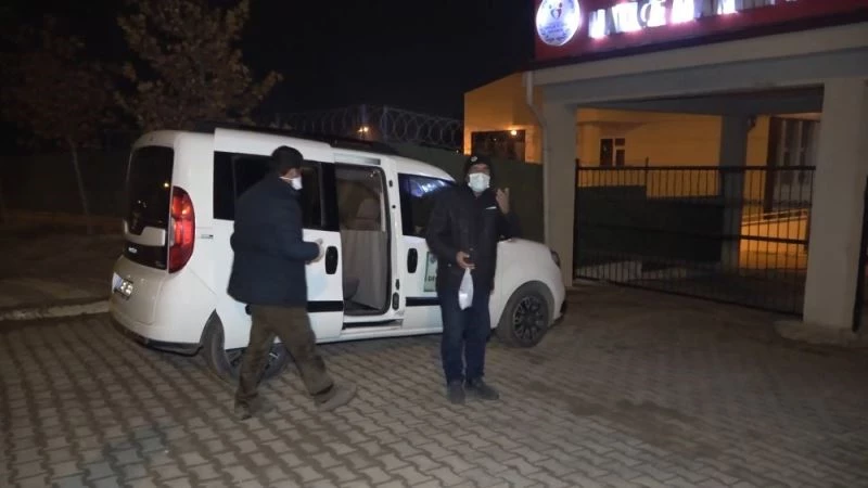 Kamyondan inip otobüse binerken yakalan pozitif kişi: “Televizyona mı vereceksin”
