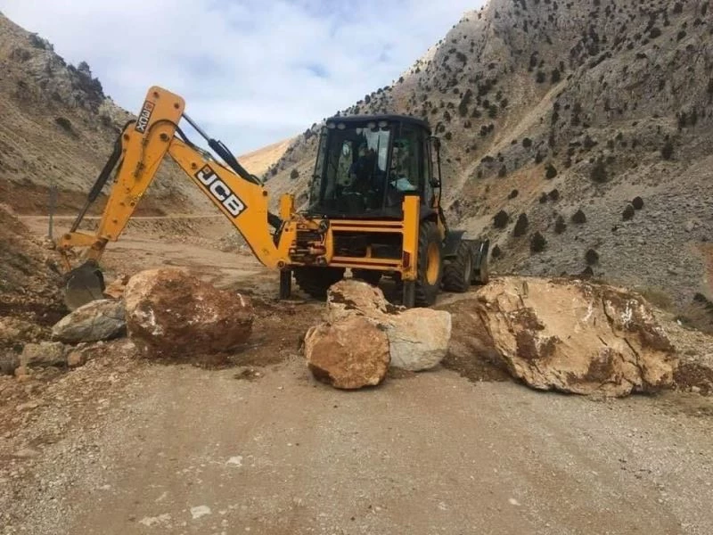 Doğa harikası göle arazi aracı ile girilince, muhtar göle giden yolu iş makineleri kayalarla kapattı
