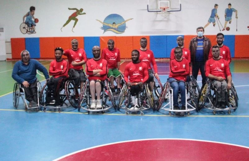 Irkçılığa karşı yüzlerini boyayarak sahaya çıktılar
