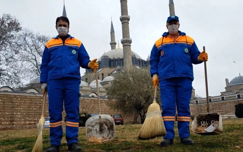 Temizlik işçileri kullanılan maskelerin sokağa atılmasından dertli
