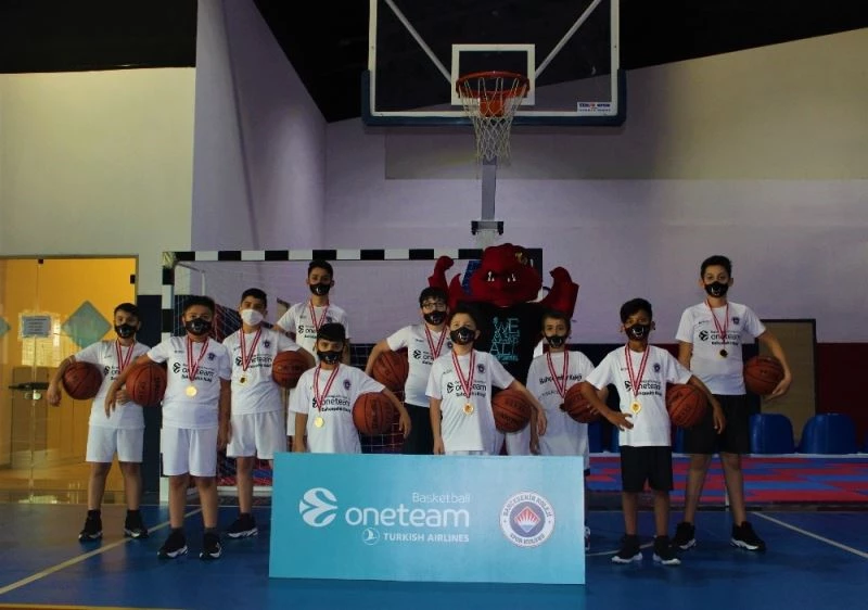 Savaşın çocukları basketbolla güldü
