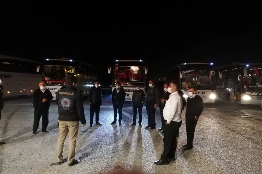 OSMANİYE’DE ŞEHİRLERARASI YOLCU OTOBÜSLERİNE DÜZENSİZ GÖÇMEN DENETİMİ YAPILDI