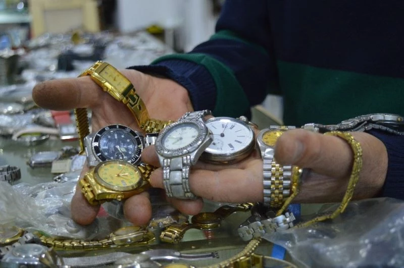 Yüz binlerce liralık emanet saatlere 44 yıldır sahip çıkıyor
