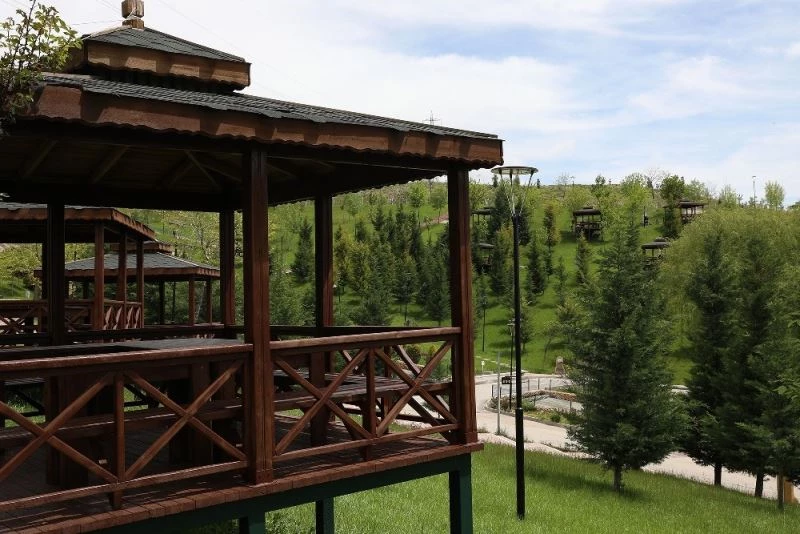 Sincan Belediyesi atölyesi çalışıyor, usta eller ilçeyi güzelleştiriyor
