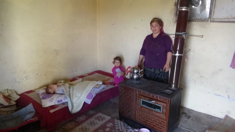 Sokağa atıldılar, kapısız penceresiz tek odalı eve sığındılar
