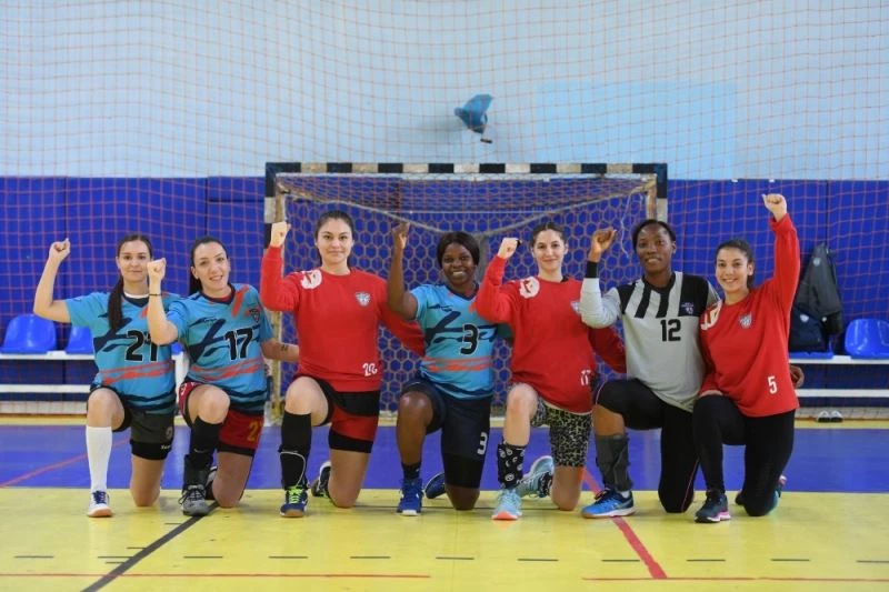 Kadın hentbolcular, ırkçılığa karşı diz çöktü
