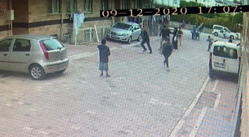 Mahallede top oynayan çocuklara sinirlenen adam dehşet saçtı
