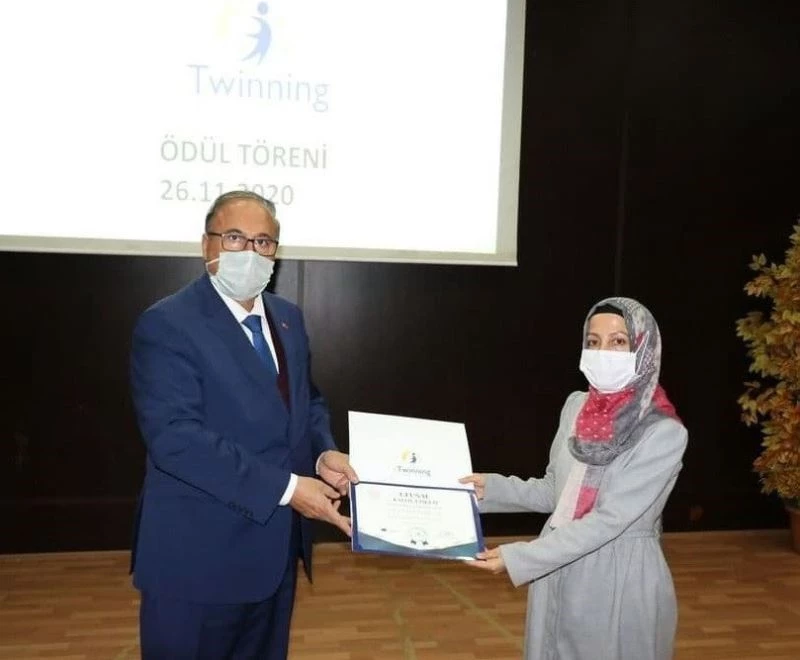 Sincik ‘eTwinningle Kabuğunu Kırıyor’ Projesi Ulusal kalite etiketi ödülü aldı
