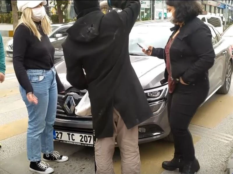 Işıklarda duran genç kızın aracına çarpıp kaçtı
