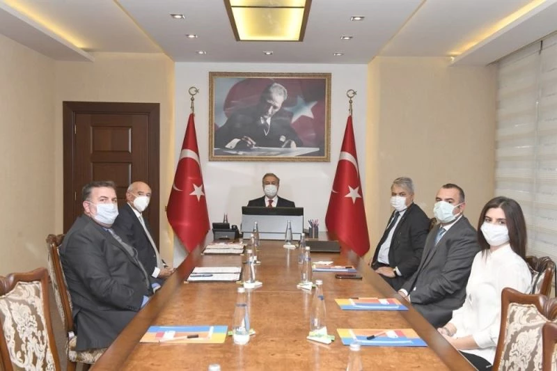 Hayırsever iş insanının yaptıracağı okul için imzalar atıldı
