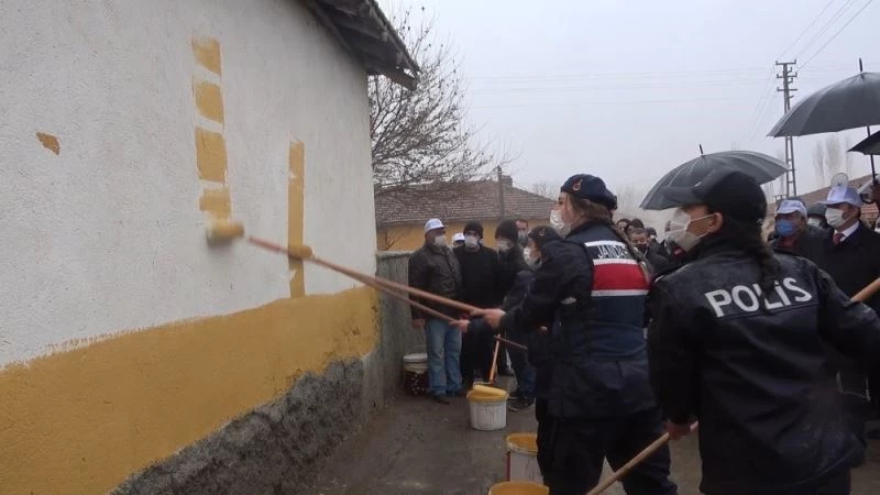 Kırıkkale’de “En Güzel Köy Benim Köyüm” projesi: Jandarma ve polis ev boyadı
