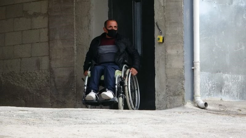 Çocuklarının yardımıyla dışarı çıkabilen engelliye asansör yapıldı
