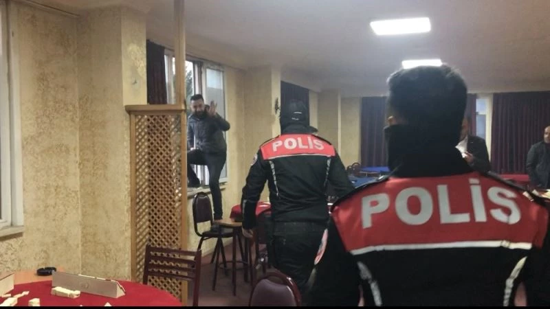 (Özel) Okey masasında basıldılar ikinci kattan atlayıp düz duvara tırmandılar
