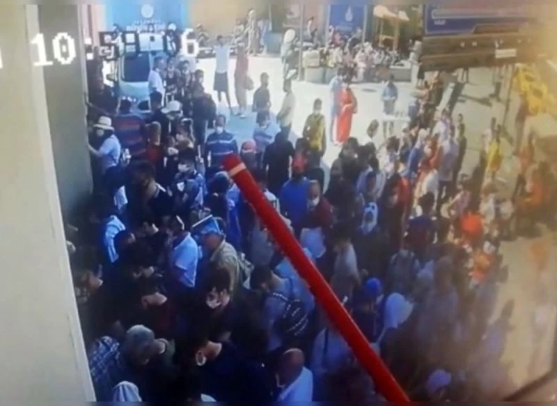 (Özel) Kabataş İskelesi’nde organize yankesicilik kamerada
