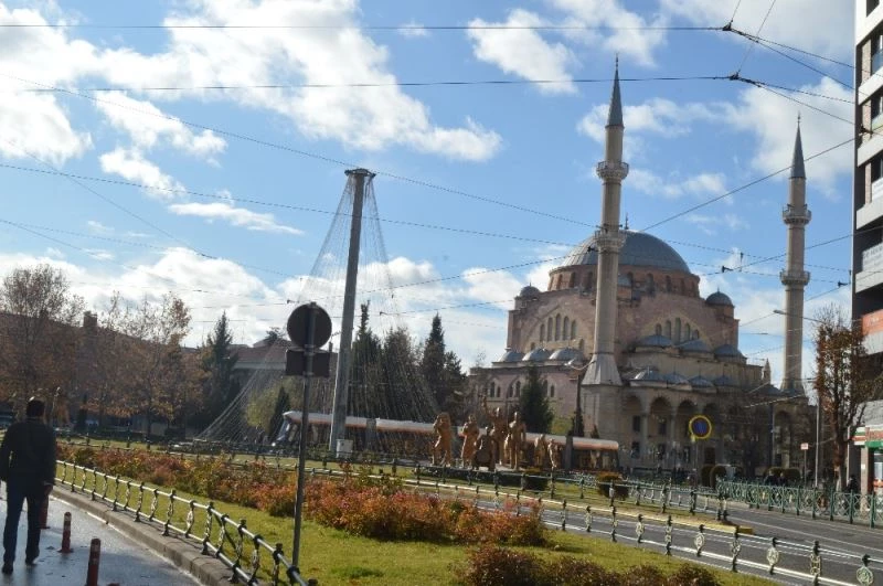 Eskişehir’de güneş yazdan kalma bir gün yaşattı
