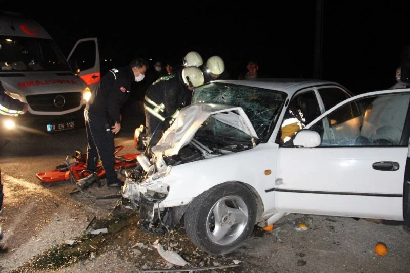 Otomobilde sıkışan arkadaşının başından ayrılmak istemedi
