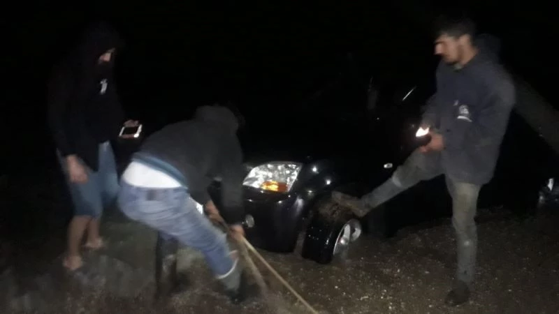 3 kafadarın sahilde safari keyfi, arabanın kuma çakılmasıyla son buldu
