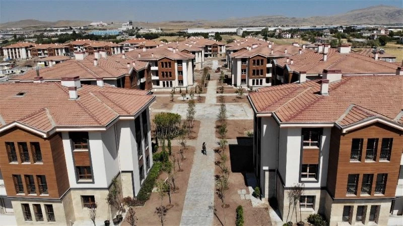 Elazığ’da 250 depremzede daha çekilen kura ile yeni konutlarına kavuştu
