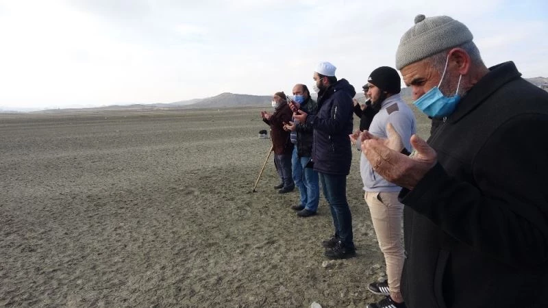 Girmeye korktukları barajın üzerinde yağmur duasına çıktılar
