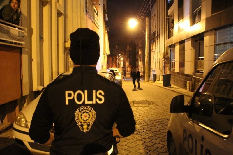 Kuru sıkı tabancayla husumetlisinin kafasına ateş etti
