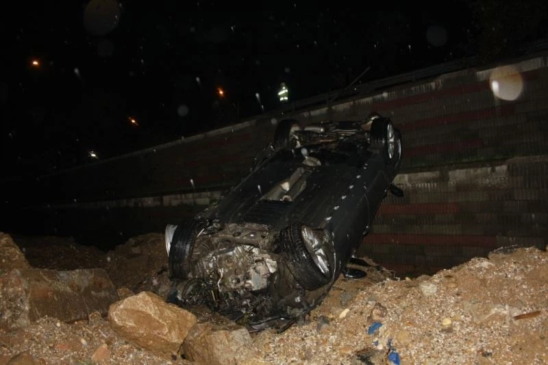 Kısıtlama saatinde bariyerleri parçalayıp 10 metreden aşağı uçtu
